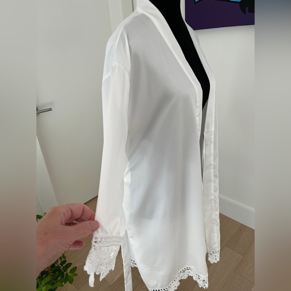 ROBE Flowy Short Length Tie Waist White Floral Lace Trim Sheer Loungewear - Picture 6 of 11